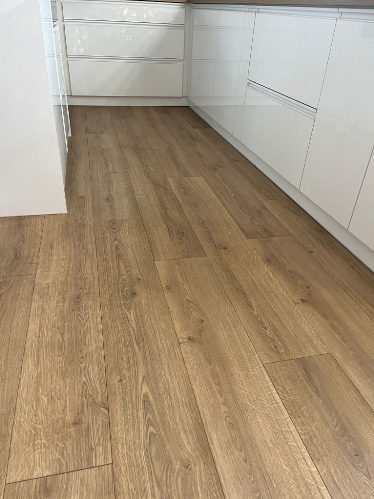 Laminátová podlaha v kuchyni – rodinný dům